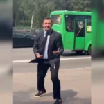 Ексбоєць «Азова» закидав помідорами нардепа Тищенка (відео)