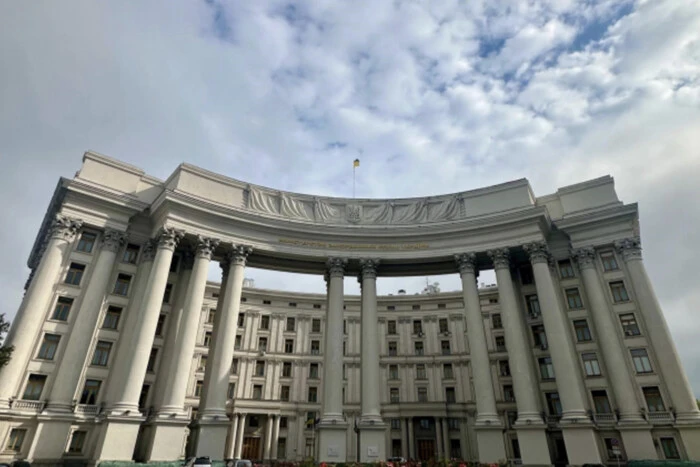 Зеленський звільнив послів України у чотирьох країнах